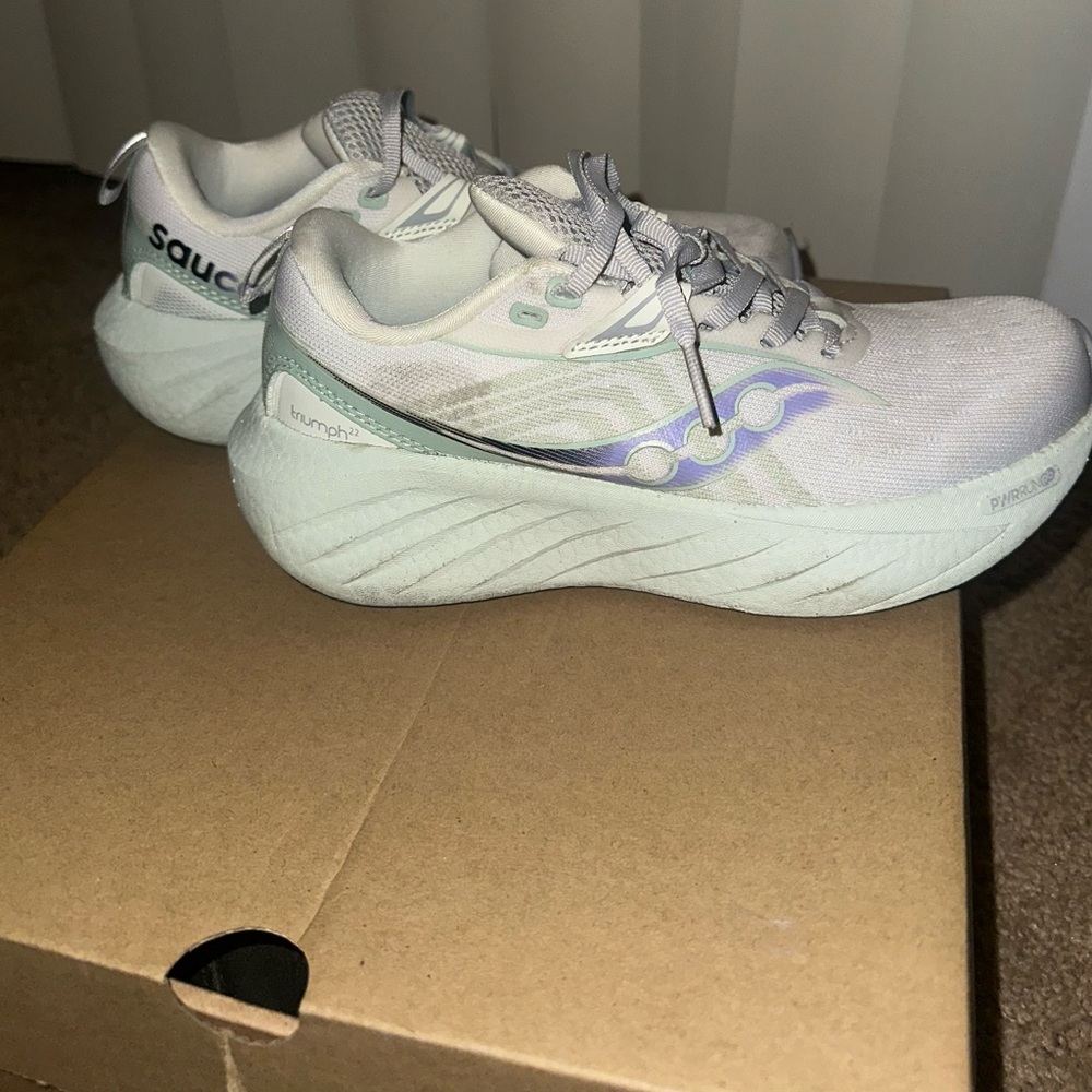 Saucony Triumph 22 Running Shoes (Women’s)